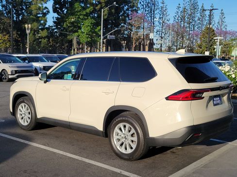 Used 2024 Toyota Grand Highlander FWD image 2