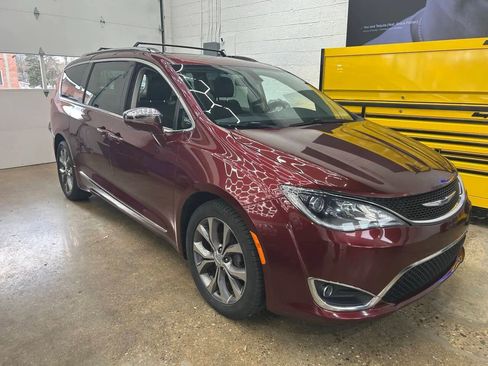 Used 2018 Chrysler Pacifica Limited w/ Tire & Wheel Group FWD image 2