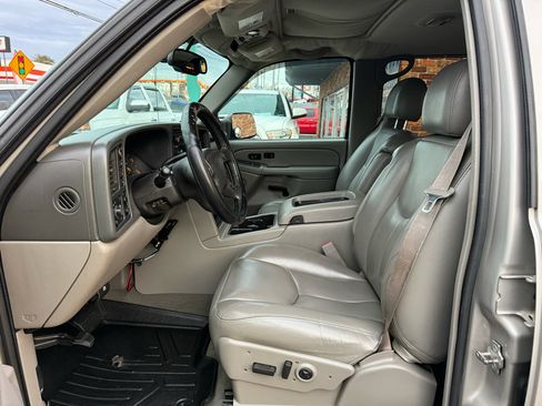 Used 2005 Chevrolet Avalanche 2500 w/ Preferred Equipment Group image 2