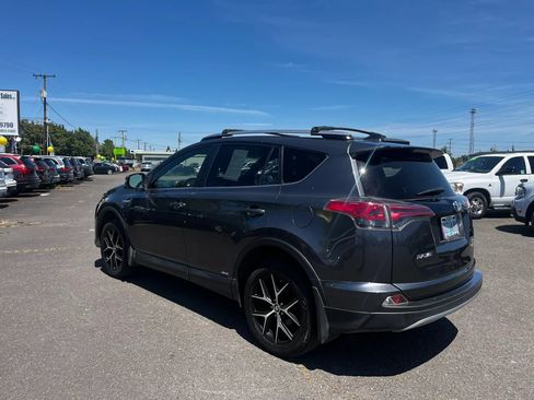 Used 2018 Toyota RAV4 SE AWD/4WD image 5