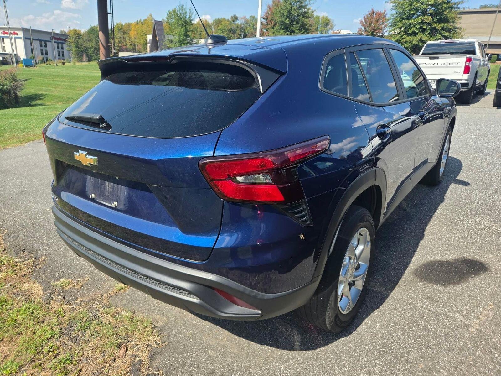 Used 2024 Chevrolet Trax LS w/ LS Convenience Package FWD image 6