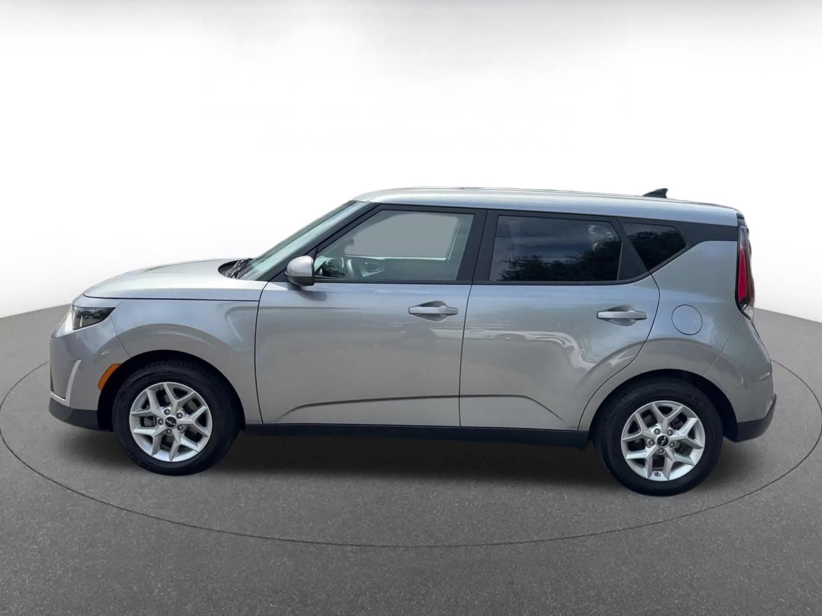 Used 2025 Kia Soul LX w/ LX Technology Package FWD image 7