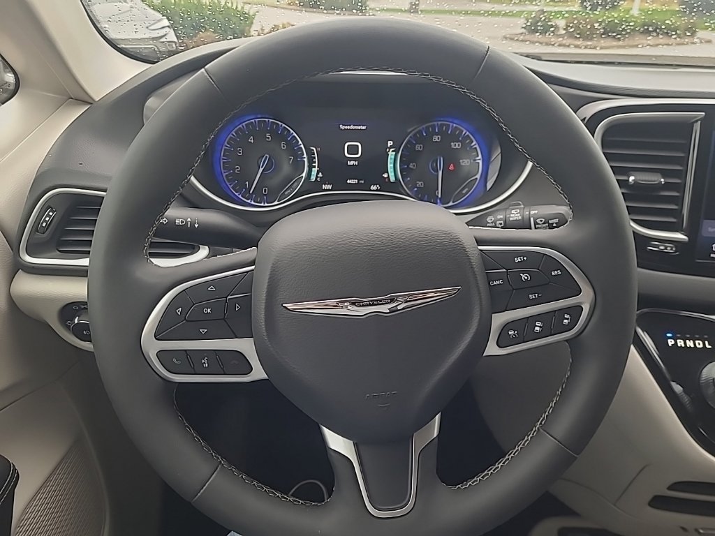 Used 2024 Chrysler Pacifica Touring-L FWD image 30