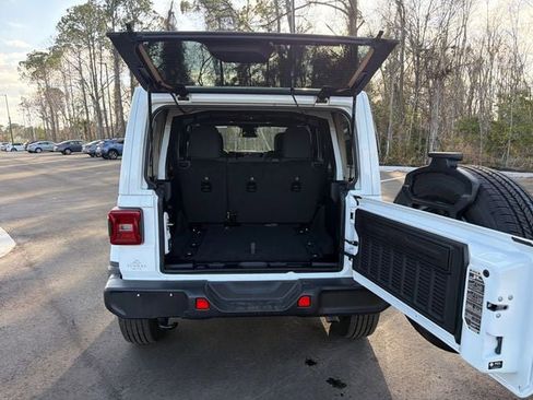 Used 2025 Jeep Wrangler Unlimited Sahara AWD/4WD image 10