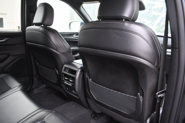 Used 2025 Jeep Grand Cherokee Altitude AWD/4WD image 27