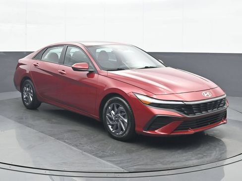 Used 2024 Hyundai Elantra SEL FWD image 9