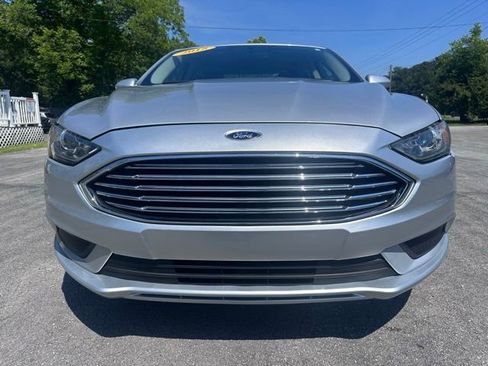 Used 2018 Ford Fusion SE w/ Fusion SE Technology Package FWD image 2
