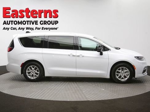 Used 2024 Chrysler Pacifica Touring-L image 70