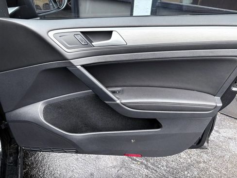 Used 2015 Volkswagen Golf S image 20