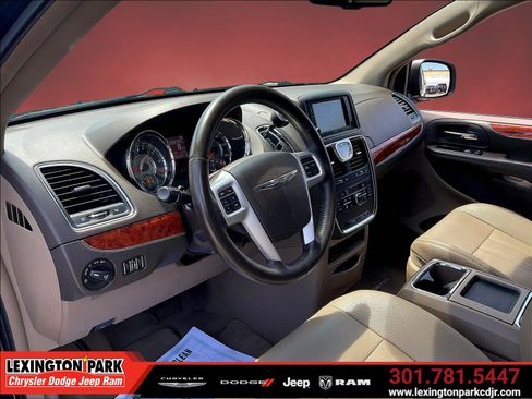 Used 2015 Chrysler Town & Country Touring w/ Driver Convenience Group FWD image 16