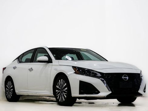 Used 2023 Nissan Altima 2.5 SV image 1