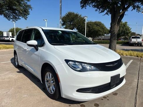 Used 2023 Chrysler Voyager LX FWD image 1
