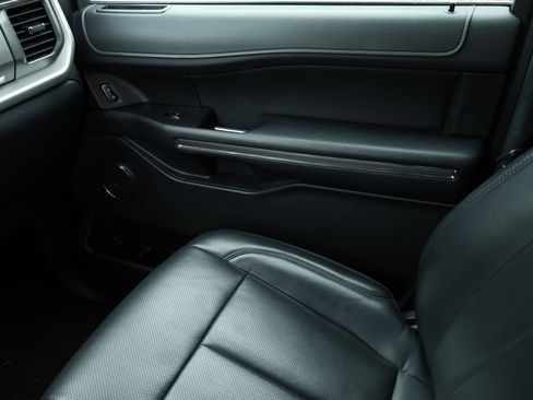 Used 2022 Ford Expedition XLT image 12