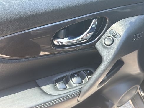 Used 2019 Nissan Rogue SV w/ Premium Package FWD image 19
