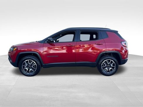 Used 2025 Jeep Compass Trailhawk AWD/4WD image 2