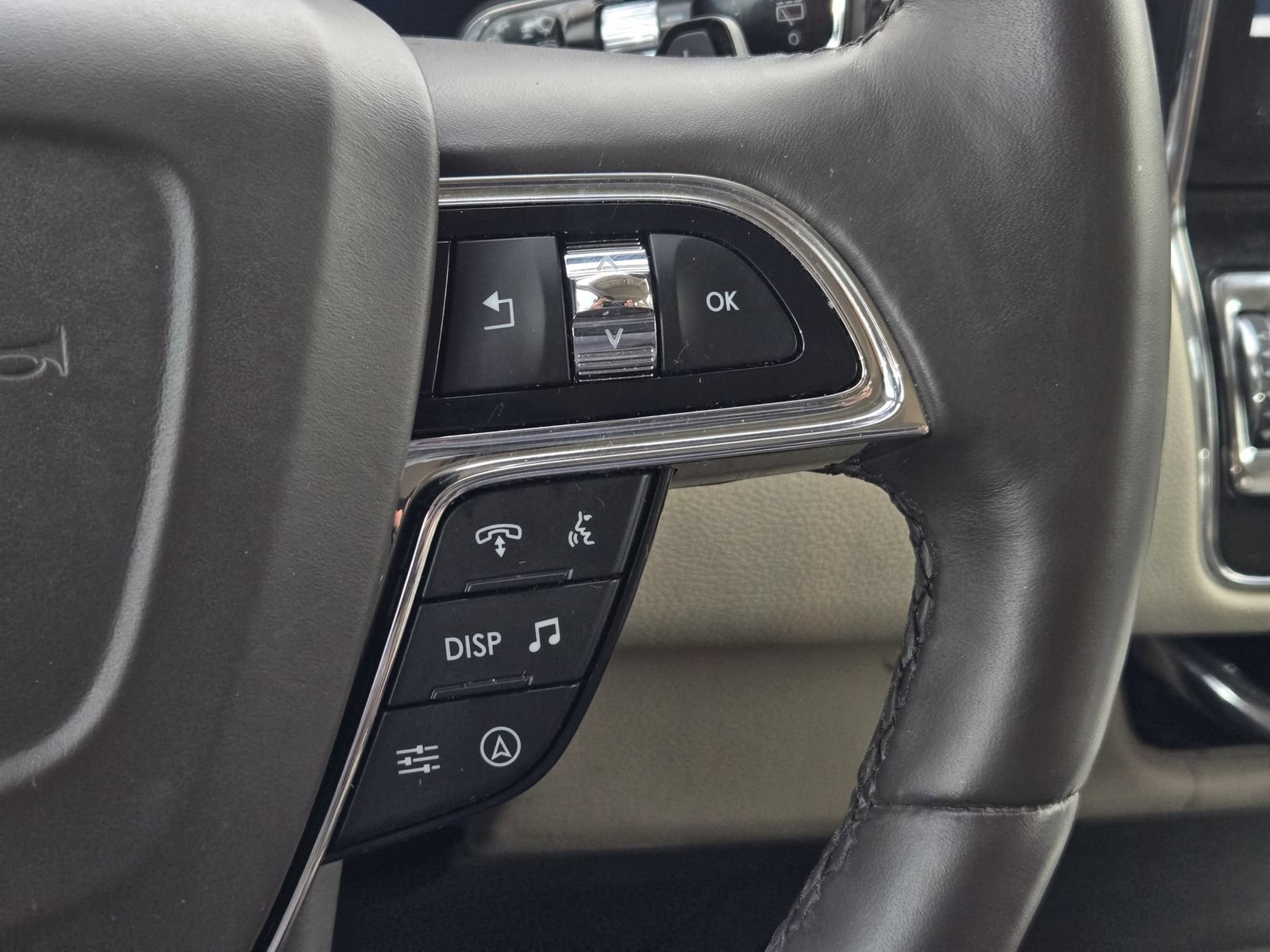 Used 2023 Lincoln Navigator 2WD image 32