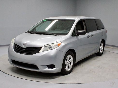 Used 2015 Toyota Sienna L image 5