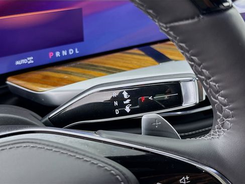 Used 2025 Cadillac Escalade Premium Luxury Platinum image 17