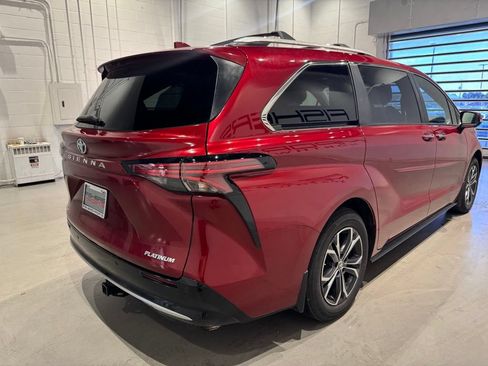 Used 2025 Toyota Sienna Platinum AWD/4WD image 7
