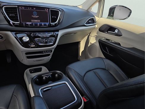 Used 2024 Chrysler Pacifica Touring-L FWD image 13