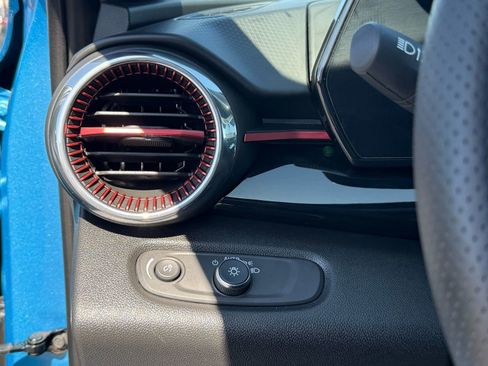 Used 2025 Chevrolet Trax RS w/ Sunroof Package image 16