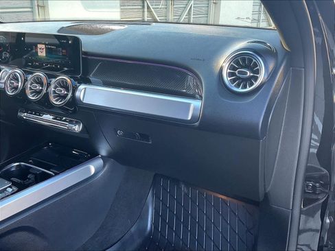 Used 2021 Mercedes-Benz GLB 250 4MATIC image 17