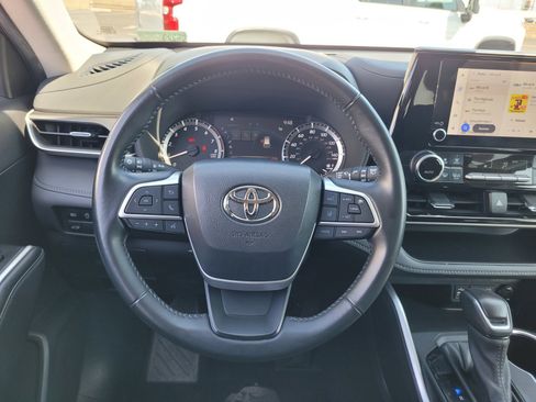 Used 2024 Toyota Highlander LE AWD/4WD image 18
