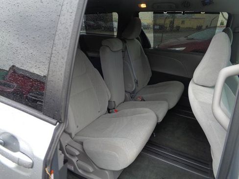 Used 2015 Toyota Sienna LE FWD image 10