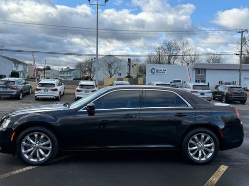 Used 2018 Chrysler 300 Touring L image 8