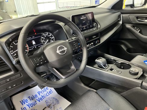 Used 2025 Nissan Rogue SV image 14