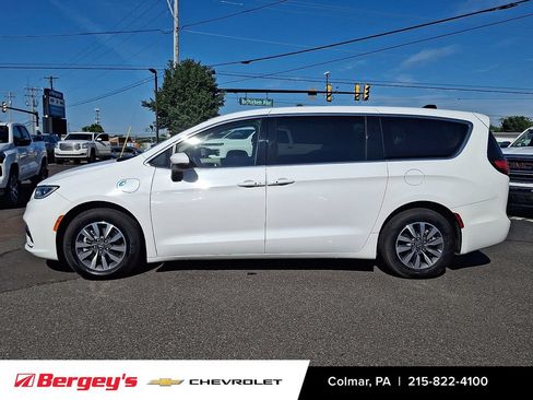 Used 2023 Chrysler Pacifica Touring-L FWD image 9