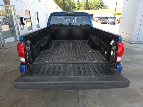 Used 2017 Toyota Tacoma TRD Sport AWD/4WD image 24