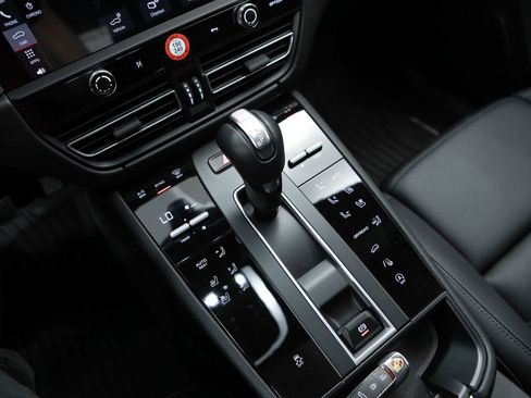 Certified 2026 Porsche Macan AWD/4WD image 28