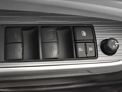 Used 2025 Toyota Sienna XLE image 23