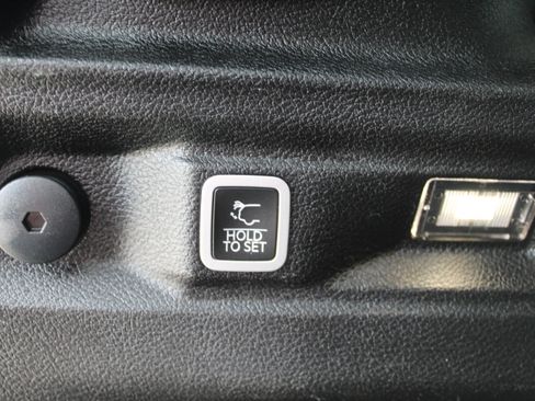 Used 2024 Jeep Grand Cherokee L Laredo image 25