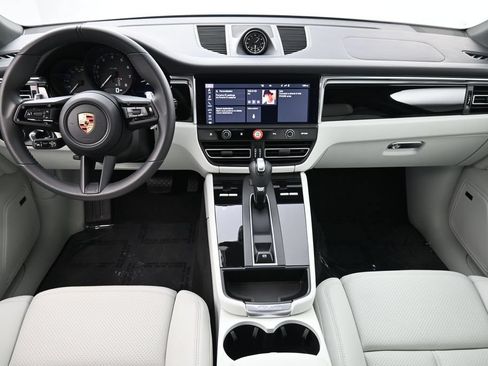 Certified 2025 Porsche Macan AWD/4WD image 6