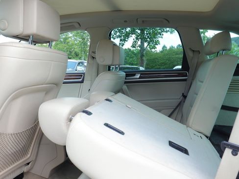 Used 2013 Volkswagen Touareg TDI AWD/4WD image 14