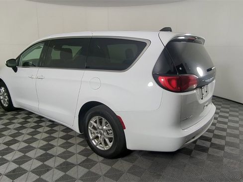 Used 2023 Chrysler Voyager LX image 7