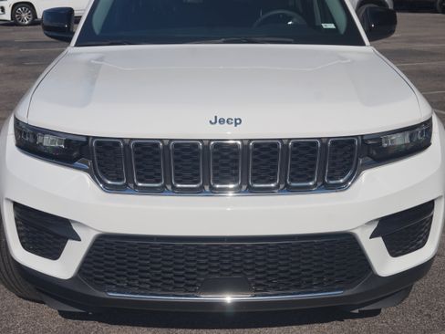 Used 2023 Jeep Grand Cherokee Laredo w/ Luxury Tech Group I image 12