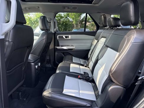 Used 2022 Ford Explorer XLT w/ Equipment Group 202A AWD/4WD image 11