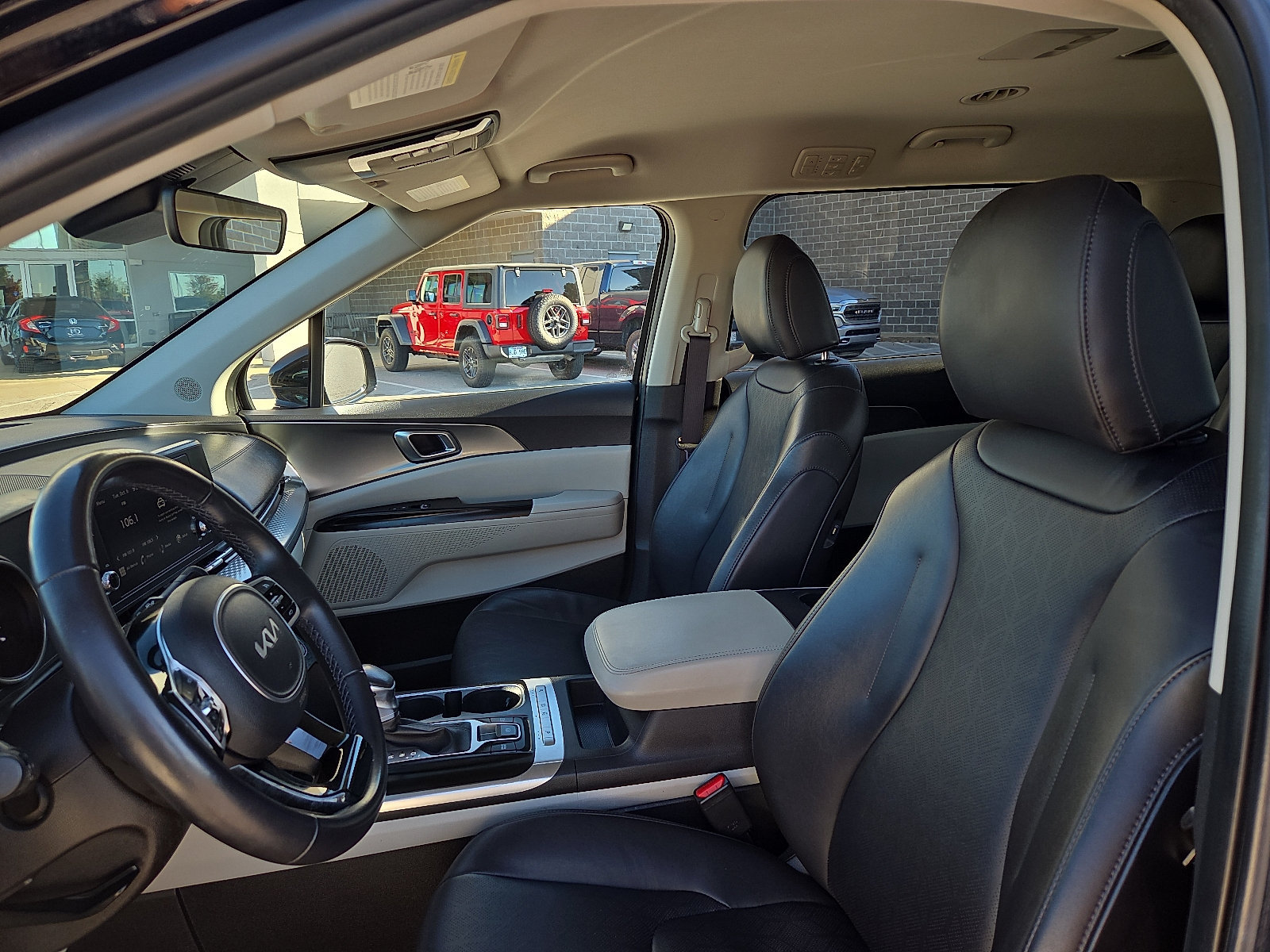 Used 2023 Kia Carnival LX FWD image 13