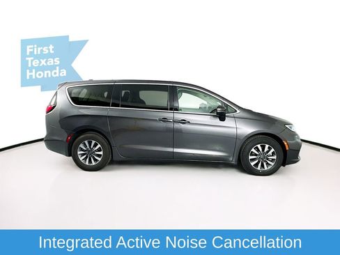 Used 2023 Chrysler Pacifica Touring-L image 8