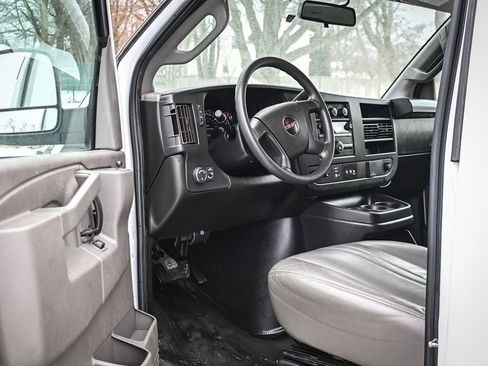 Used 2022 GMC Savana 2500 image 10