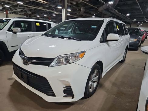 Used 2020 Toyota Sienna LE image 1