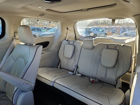 Used 2021 Chrysler Pacifica Limited w/ Uconnect Theater Family Group image 27