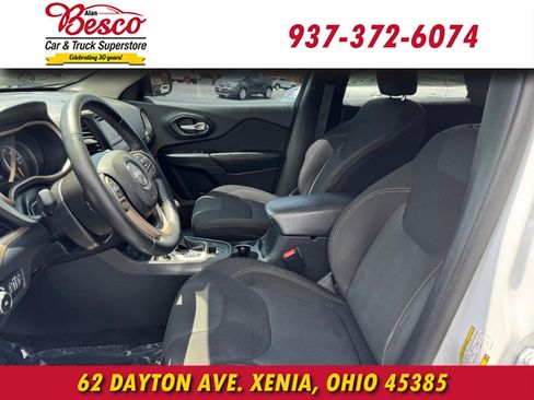 Used 2016 Jeep Cherokee Latitude FWD image 11