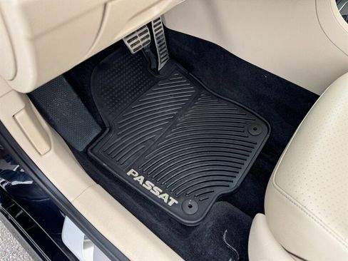 Used 2018 Volkswagen Passat 2.0T R-Line image 19