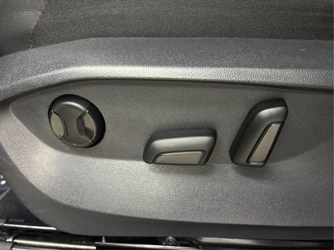 Used 2022 Volkswagen Tiguan SE image 25