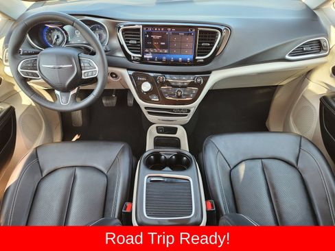 Used 2024 Chrysler Pacifica Touring-L FWD image 33