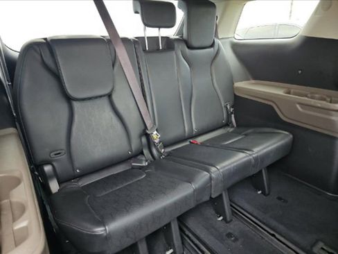 Used 2025 Kia Carnival FWD image 8